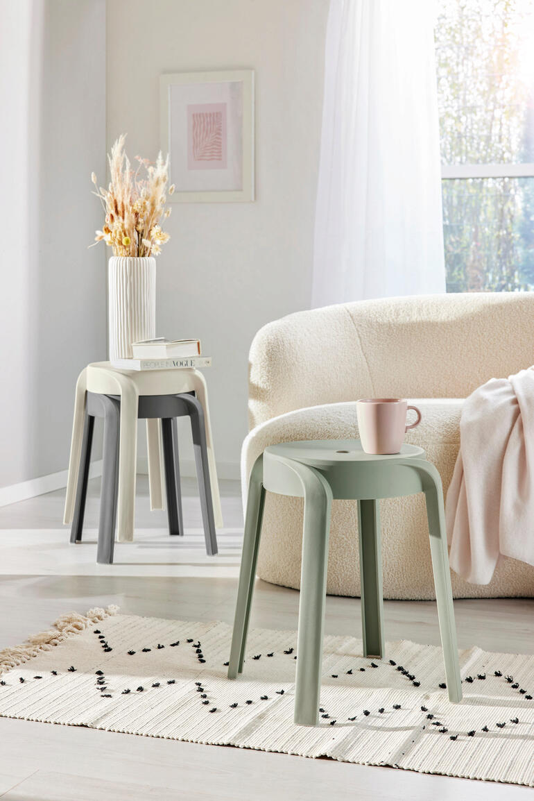 Utilisable à l’intérieur comme à l’extérieur, en tant que siège d’appoint pour les visiteurs, desserte pratique pour poser des vêtements, table d’appoint tendance... Différents tabourets empilables dans une pièce lumineuse.