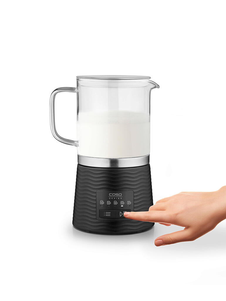 Mousseur à lait design avec main appuyant sur le bouton