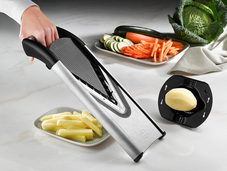 Râpe à légumes Börner V entourée de légumes frais.