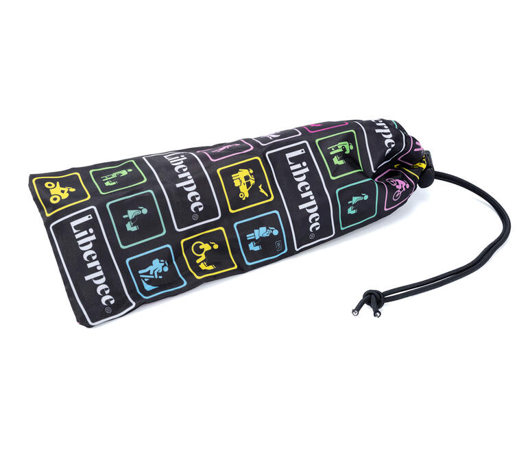 La conception brevetée attrape tout sans goutter et dirige le jet vers l’avant de manière ciblée. Liberpee avec un sac de transport stylé.