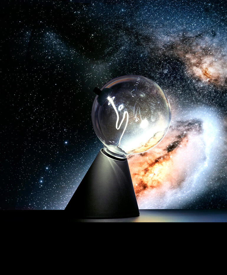 Noir Lampe de table Satellite devant un fond spatial coloré montrant des étoiles.