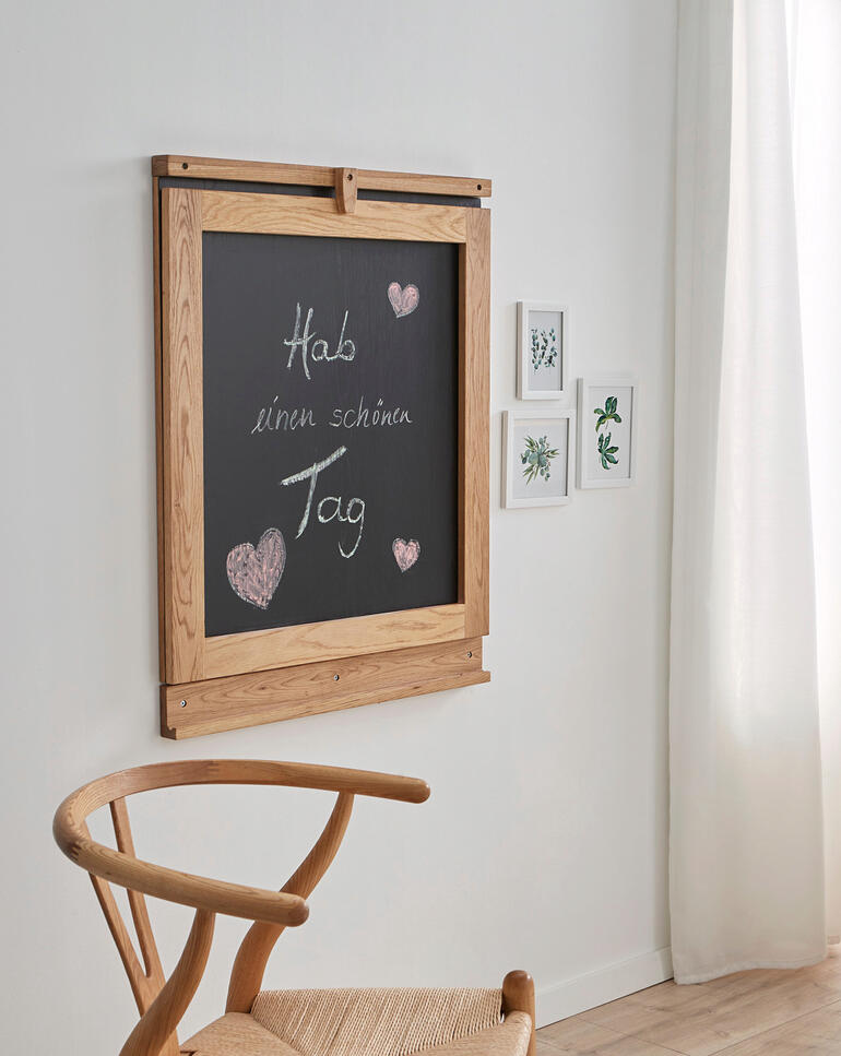 Plié, un tableau mémo polyvalent pour les listes de courses, les rendez-vous, les salutations... Table murale pliable avec une planche et un tableau noir pour les notes.