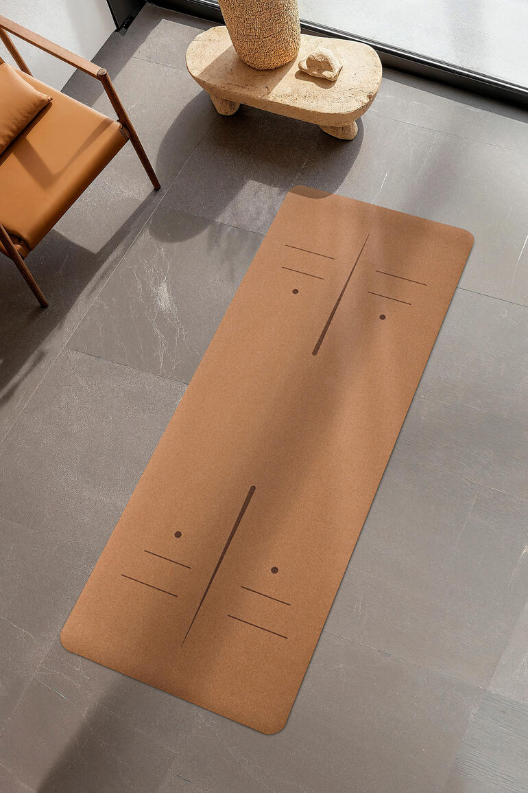 Le tapis de yoga en liège et caoutchouc naturel est disponible séparément. Tapis de yoga posé au sol, avec deux lignes pour le positionnement.
