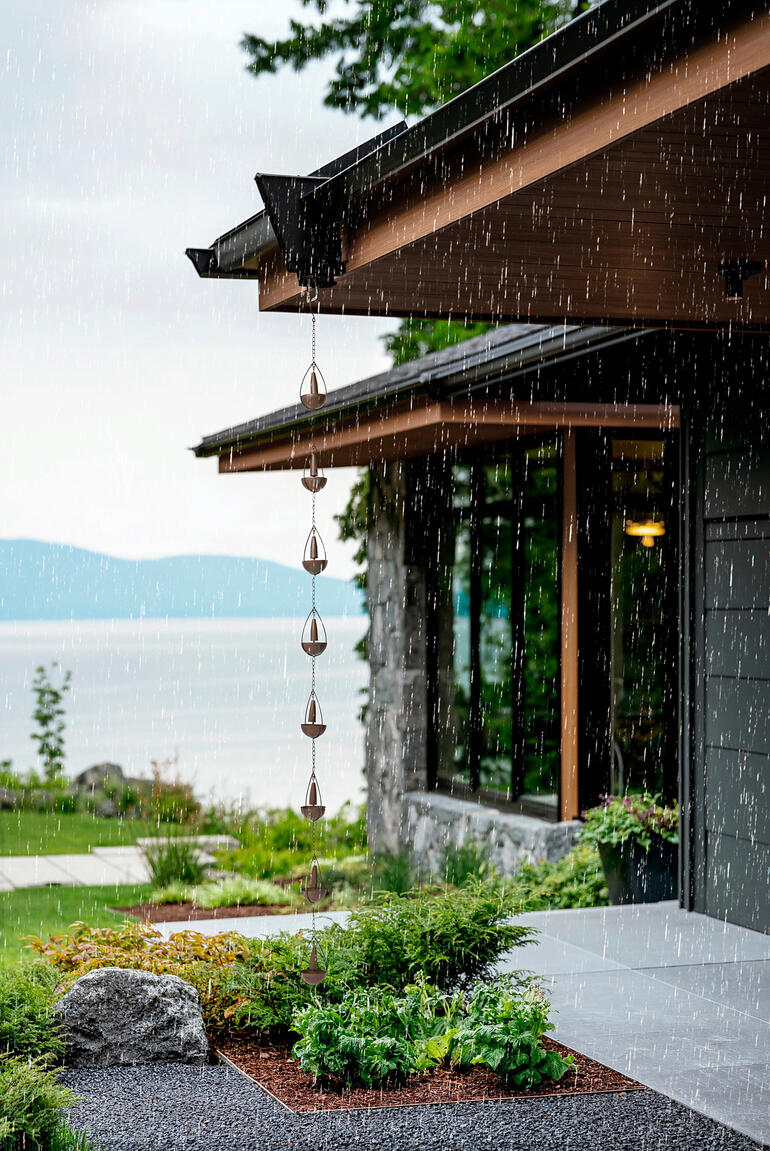 Chaîne de pluie 3-en-1 suspendue à un toit pendant qu'il pleut.