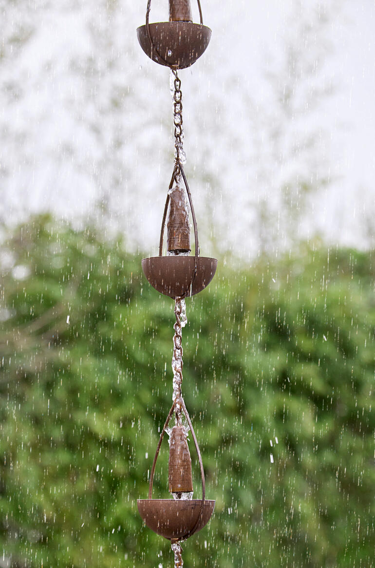 L’eau de pluie s’écoule en douceur le long de la chaîne et ajoute un attrait visuel et acoustique à votre jardin. Vue détaillée d'une chaîne de pluie 3-en-1 avec de l'eau s'écoulant des tasses.