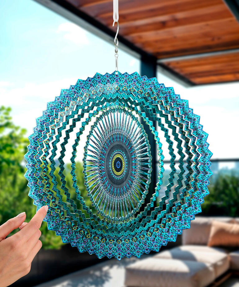 Mobile mandala en bleu-vert, suspendu à l'extérieur.