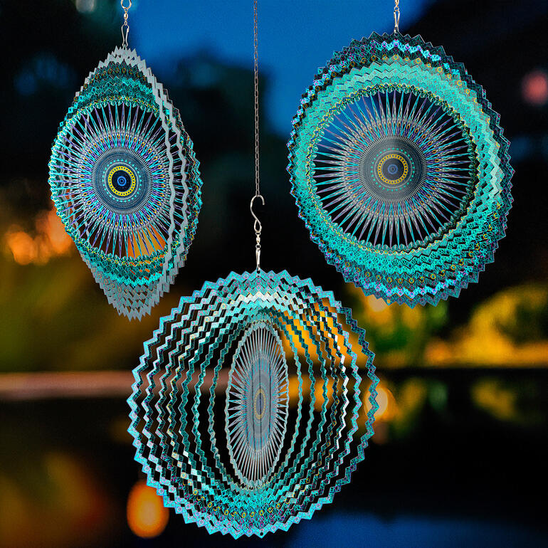Même un petit courant d’air provoquera un mouvement rotatif et créera un aspect nouveau et intéressant à chaque seconde. Mobile mandala la nuit avec des couleurs vives.