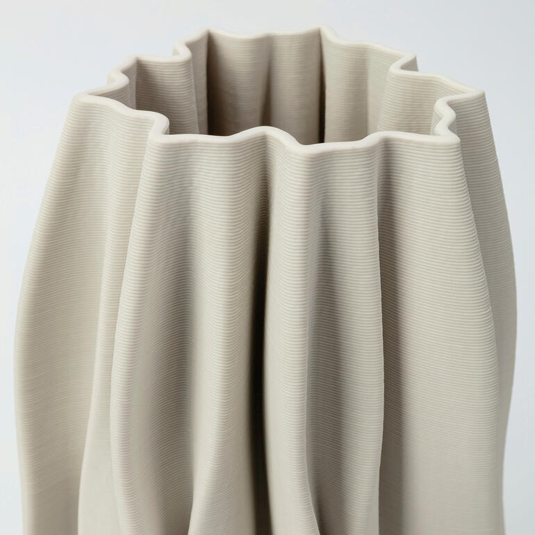 L’aspect plissé caractéristique en céramique de haute qualité met en valeur vos compositions florales de manière particulièrement élégante. Vue détaillée d'une vase en céramique imprimée en 3D.