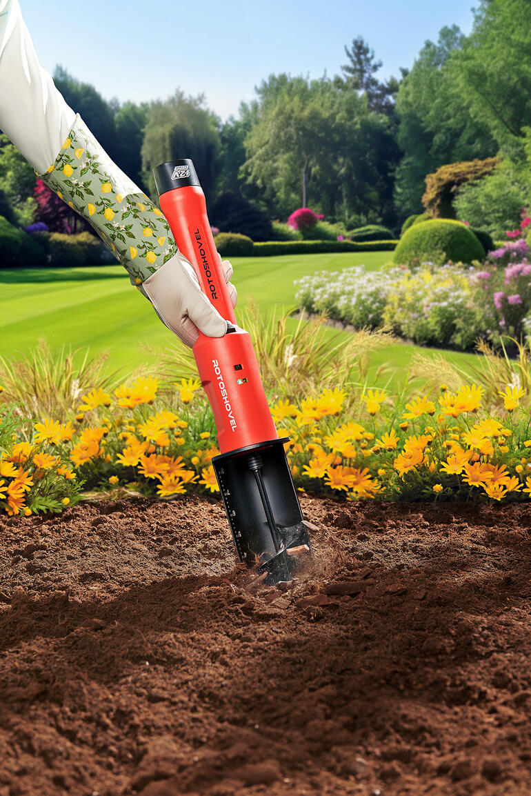 Perceuse à batterie dans un jardin fleuri