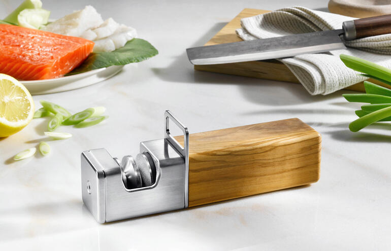 Affûteur à rouleaux en bois avec saumon frais