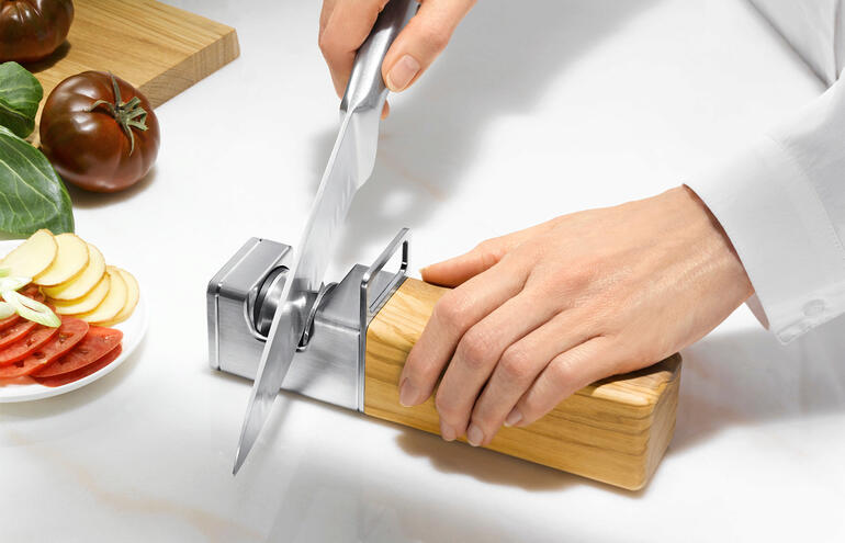 Main utilisant un affûteur à rouleaux