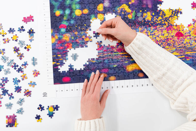 Personne travaillant sur un puzzle coloré.