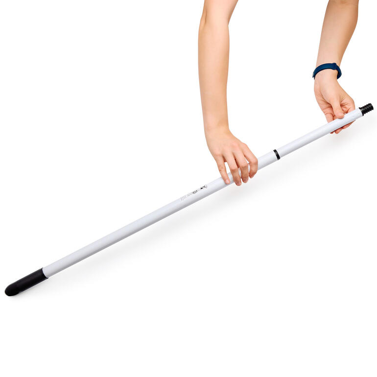 Utilisateur tenant le grattoir à joints avec des tiges extensibles.