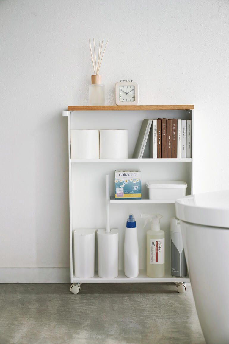 Avec le côté ouvert tourné vers l’avant, vous aurez tout sous les yeux et à portée de main. Armoire WC avec étagères ouvertes et divers produits