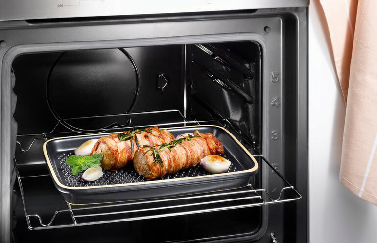 Grâce à des picots en céramique de 3 mm de haut, vos aliments ne baignent pas dans les graisses de cuisson. Viande grillée sur une plaque de cuisson RÖMERTOPF® dans le four