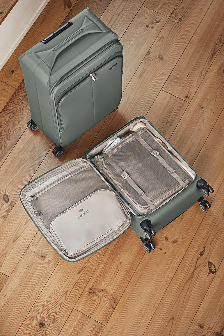 Un système de rangement confortable garde vos affaires triées et sécurisées. Valise Travelite ouverte avec poches intérieures vue du dessus.