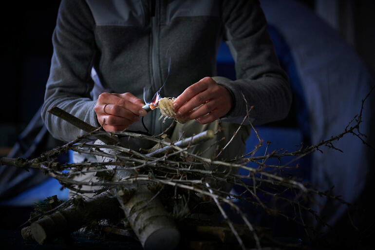 Avec l’adaptateur allume-cigare, vous pourrez par exemple aisément allumer un petit feu de camp. Personne qui travaille avec un chargeur de survie dans la nature.