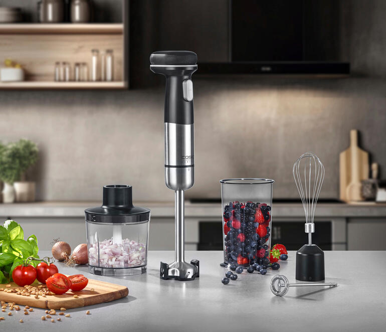 Ensemble de mixeur plongeant sans fil avec mixeur, fouet, et conteneur sur un comptoir de cuisine.