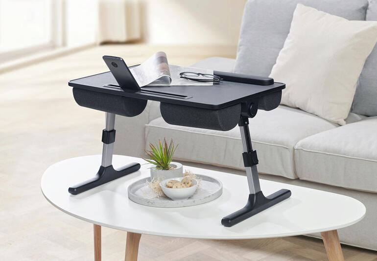En un rien de temps, le coussin pour ordinateur portable deviendra une table pratique. Coussin pour ordinateur portable 2-en-1 utilisé comme table, avec un smartphone et des lunettes.