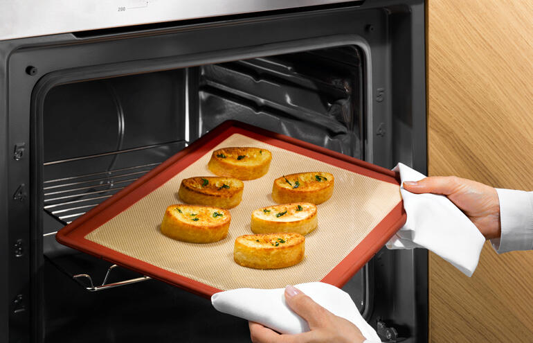 Tapis de cuisson NoStik avec du pain cuit sorti du four