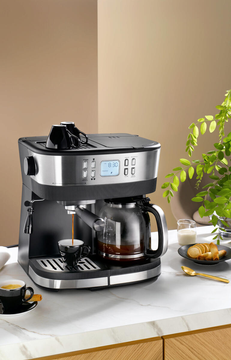 Machine à café espresso/filter gourmet sur un plan de travail de cuisine.