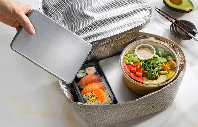 Le-pile refroidissante en acier inoxydable est placée dans un sac isotherme avec de la nourriture.