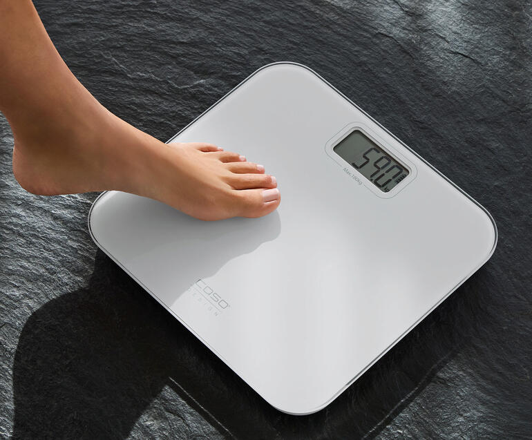 Pieds sur une balance de corps au design sans batterie