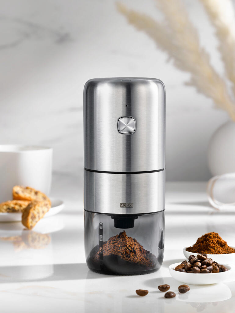 Moulin à café sans fil avec finition en acier inoxydable et contenant à grains de café.