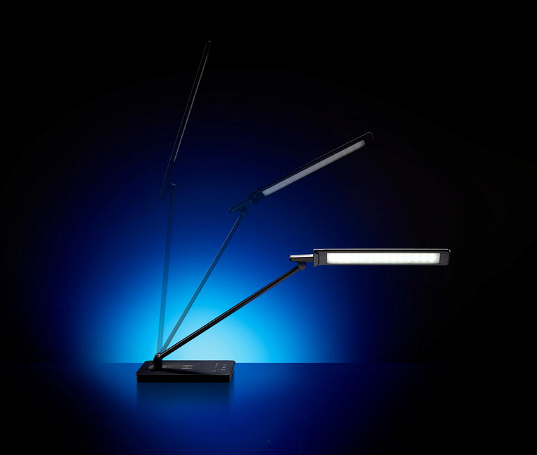 De la lumière partout où vous en avez besoin – grâce à la tête de lampe et à la tige rotatives à 180°. Lampe de bureau LED dynamique en action avec plusieurs fonctions d'éclairage