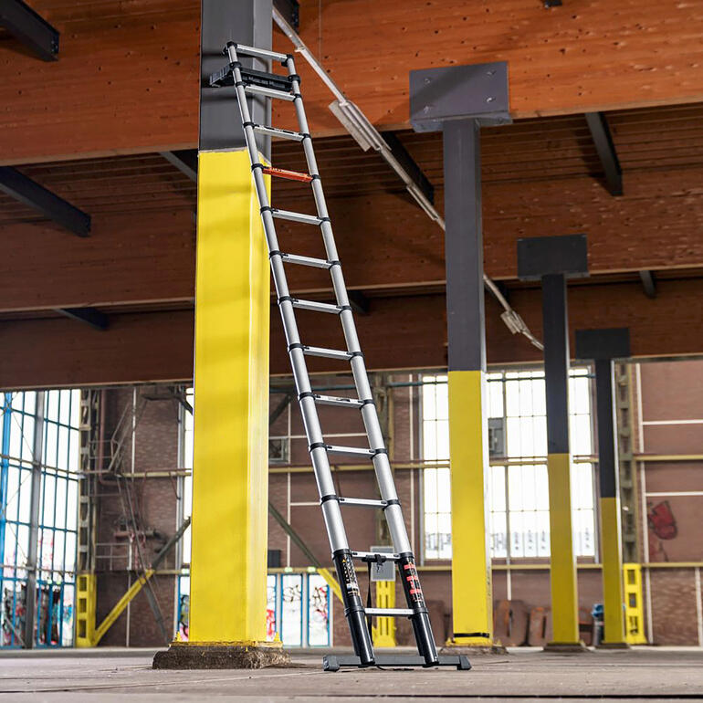Échelle télescopique contre un mur dans un entrepôt.