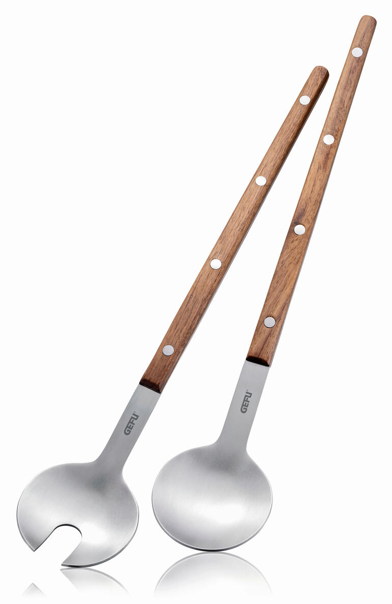 Couverts à salade XL Ustensiles à salade XL en acier inoxydable avec poignée en bois sur fond blanc.