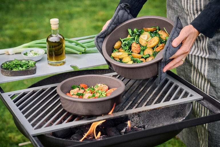 Pot celte avec légumes retiré du gril.