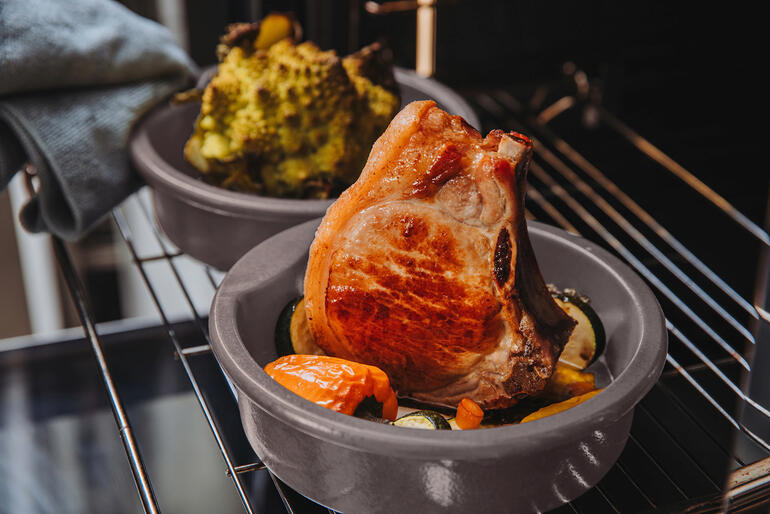 Pot celtique avec de la viande rôtie et des légumes dans le four.