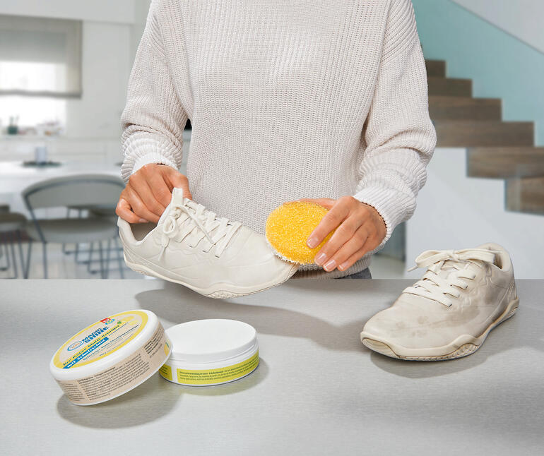 Idéal également pour nettoyer vos baskets blanches. Femme nettoyant des chaussures blanches avec une éponge et un nettoyant universel.