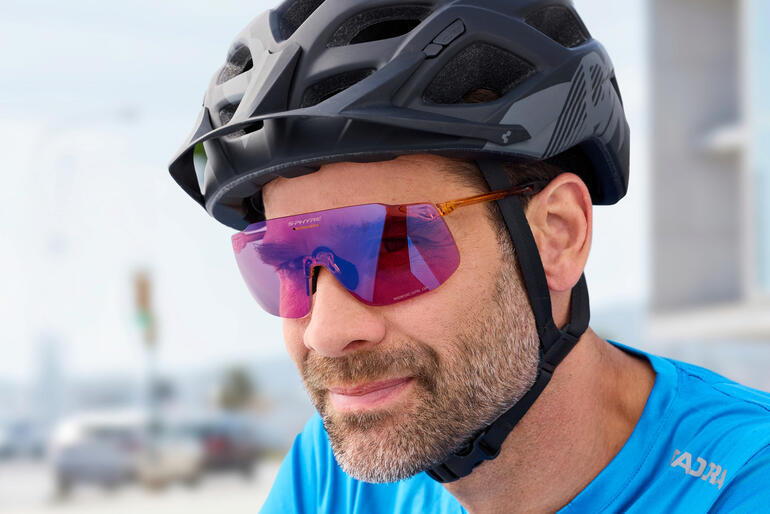 Homme en tenue de sport portant des lunettes de soleil.