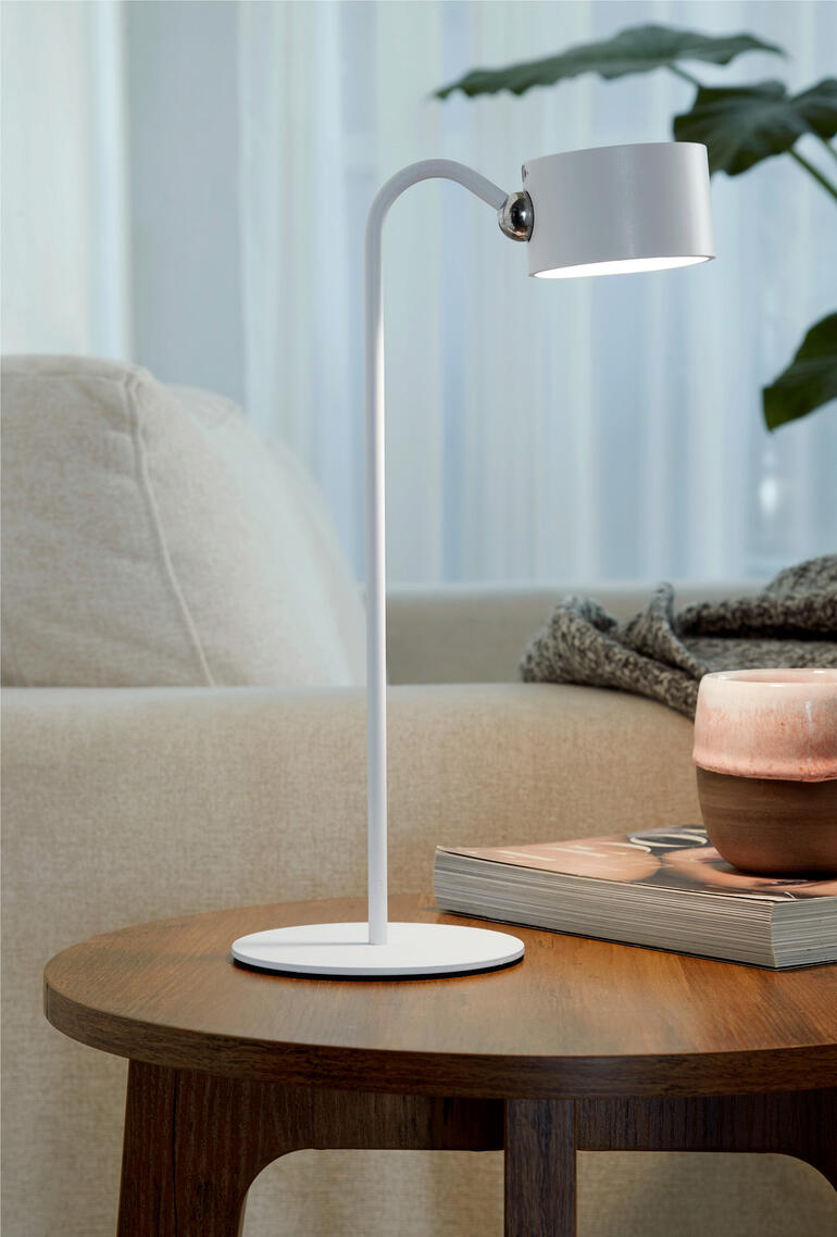 Lampe à LED moderne sur une table, idéale pour l'éclairage du salon.