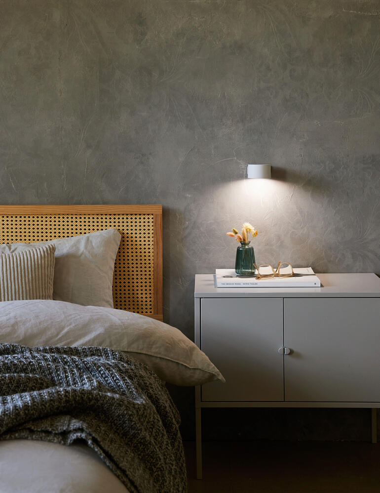 Convient également comme applique murale élégante ou... Lampe à batterie sur un mur au-dessus d'une table de chevet avec un vase.