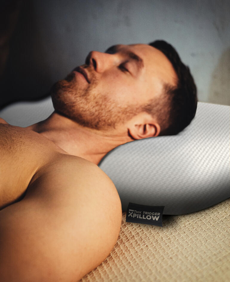 Homme allongé, la tête sur un coussin déclencheur rafraîchissant.