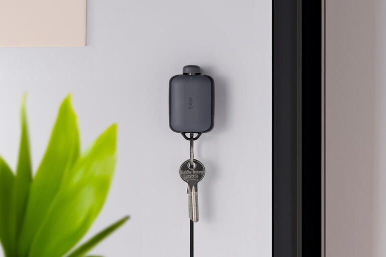 Powerbank 3-en-1 Mini 2.0 accrochée au mur avec une clé.
