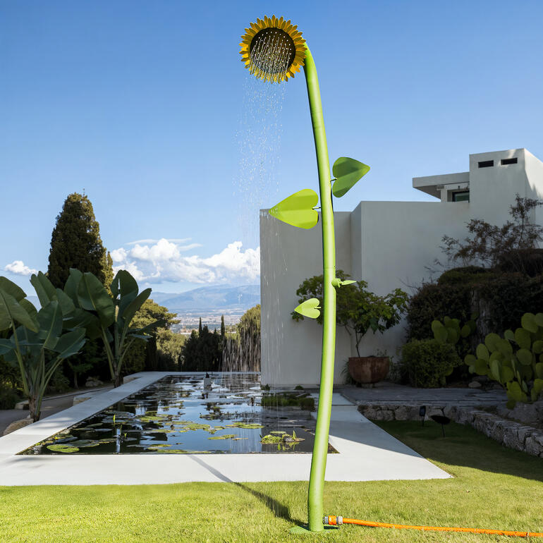 Douche de jardin au design de tournesol avec fond moderne.