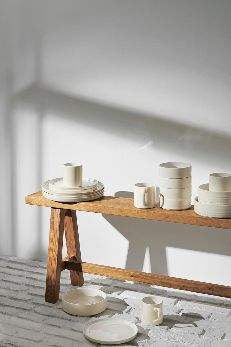 Assiettes Reglaze 6 pièces empilées de manière décorative sur une table en bois.