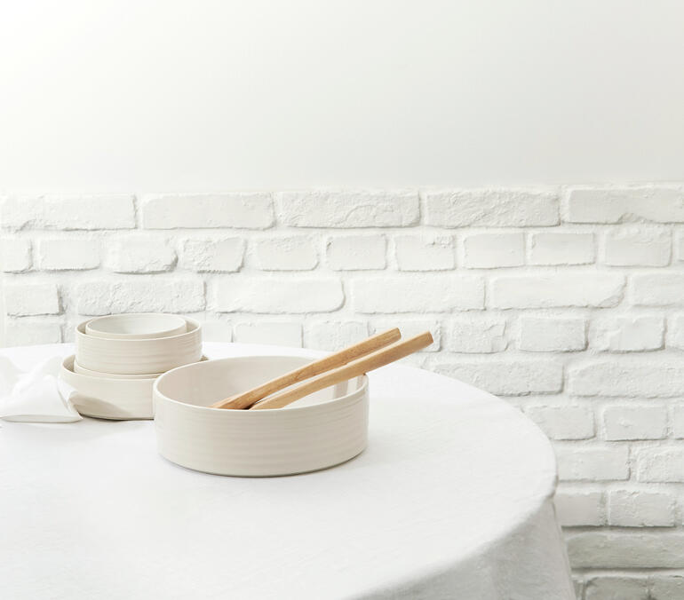 Assiettes Reglaze 6 pièces dans un bol sur une table avec un mur en arrière-plan.