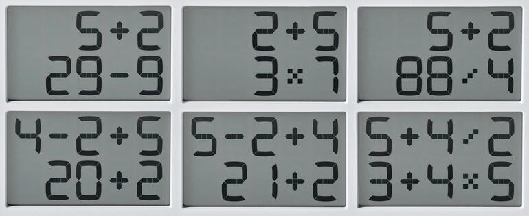 Horloge de table de mathématiques avec différentes opérations d'arithmétique sur l'affichage