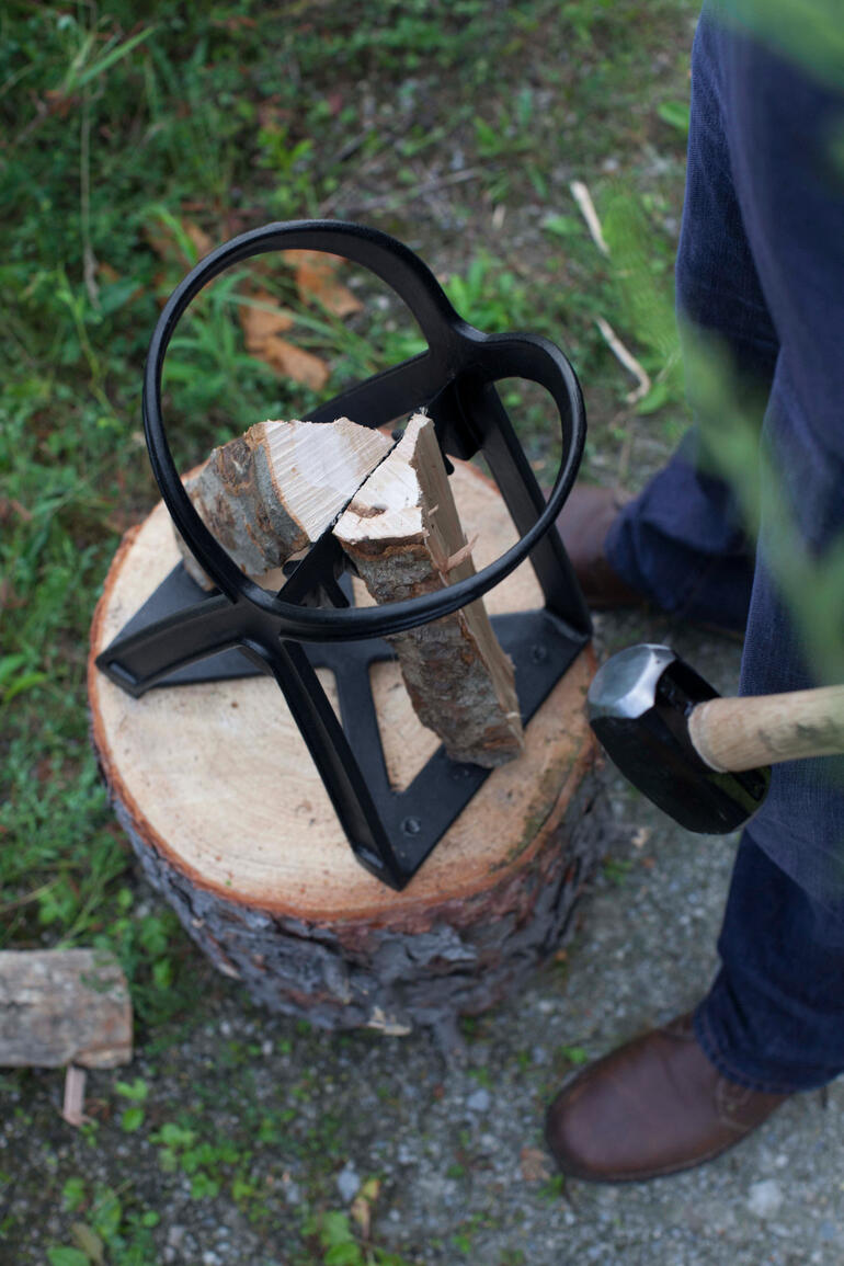 Fendeur de bois avec une bûche sur un tronc