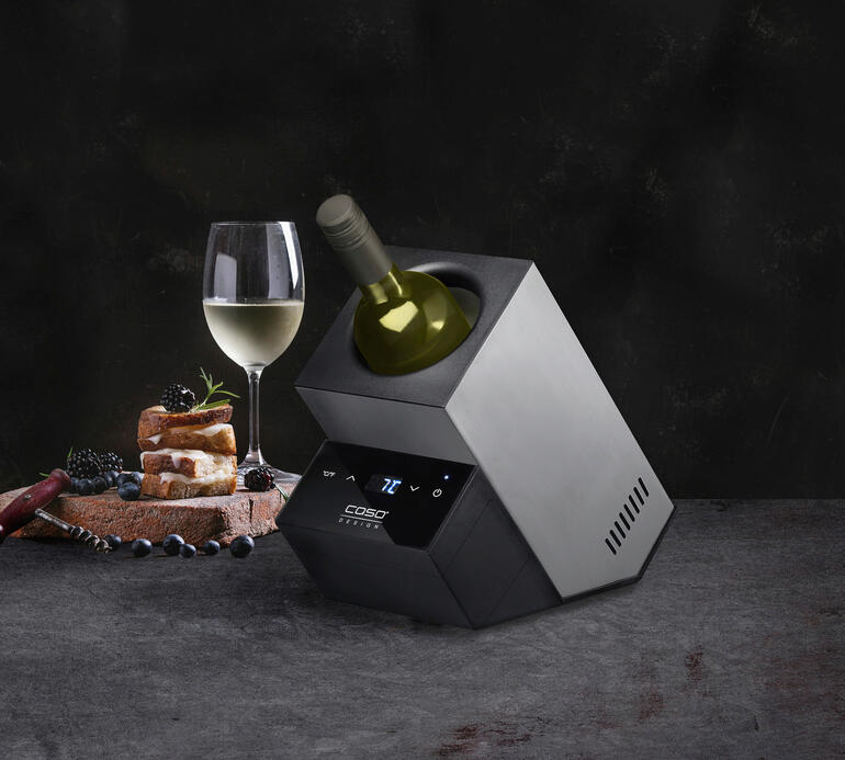 Refroidisseur de vin design avec une bouteille de vin blanc et un verre sur une table
