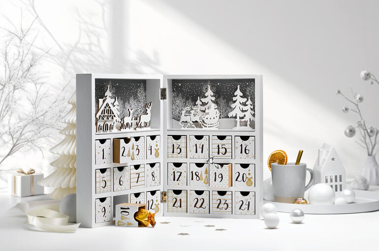 Calendrier de l'Avent Winterdorf avec 24 compartiments et décoration hivernale.