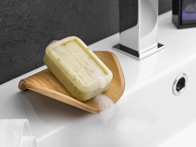 Savon en bois sur un lavabo de salle de bain