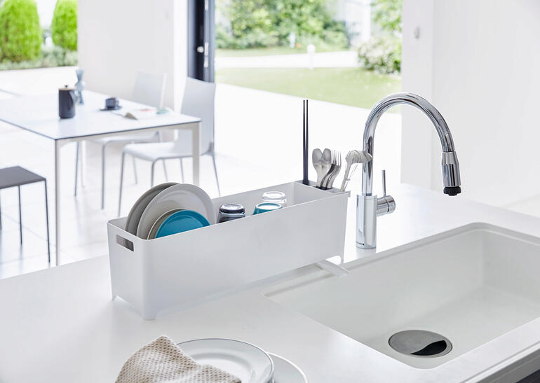 Panière à drainage ultra-étroite dans une cuisine moderne avec de la vaisselle.
