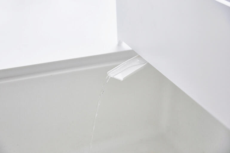 Gros plan de la panière à drainage avec évacuation d'eau.