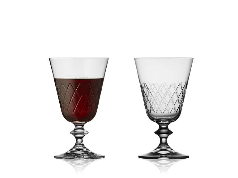 Deux verres en cristal Lyngby Eaton avec une boisson rouge et de l'eau claire.